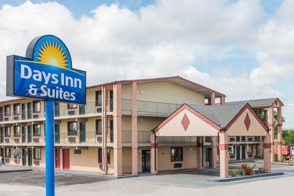 Days Inn & Suites by Wyndham Springfield on I-44 Main image 2